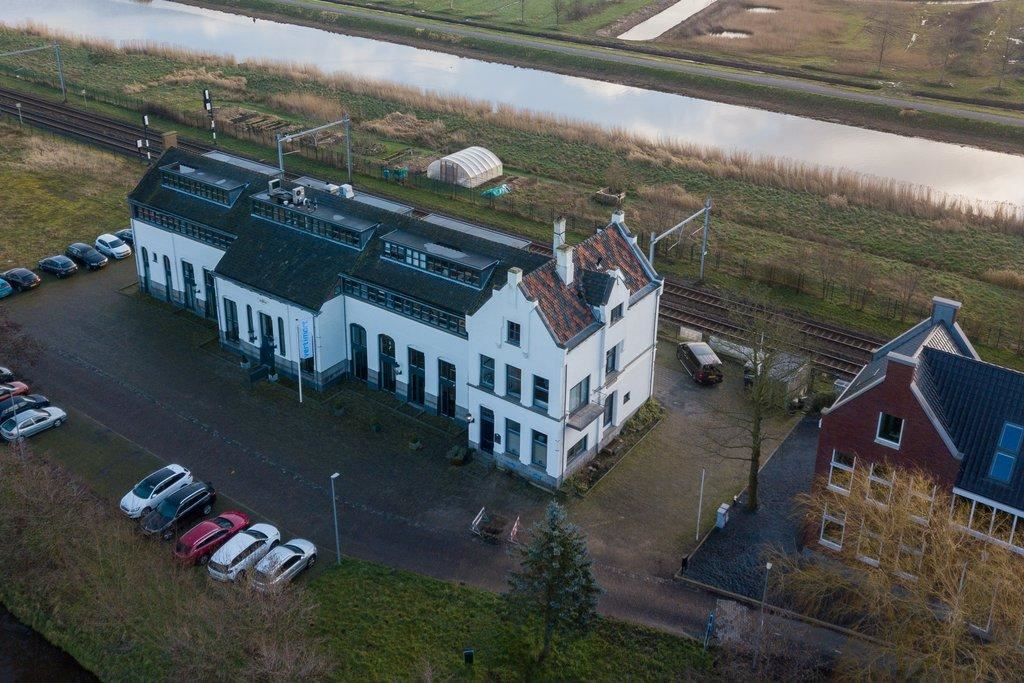 2 woningen en 3 kantoren in Kwadijk